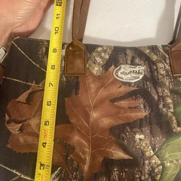 Camo Gator Handbag. With Inside Zip Pocket. Some Scuffing On Straps. - Picture 9 of 9